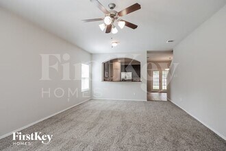 511 Topsail Way in Crosby, TX - Foto de edificio - Building Photo