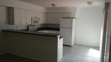 2221 White Pine Cir in Greenacres, FL - Building Photo - Building Photo