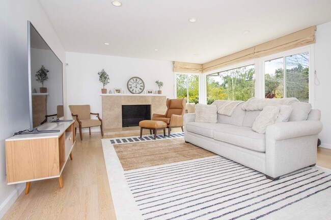 38 Paseo Way in Larkspur, CA - Foto de edificio - Building Photo