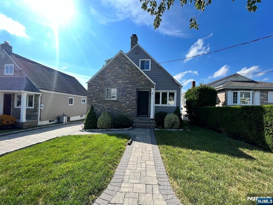 78 Carlyle Ct in Carlstadt, NJ - Building Photo