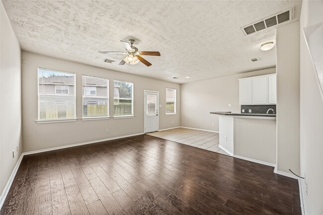 14322 Mooreview Ln in Houston, TX - Foto de edificio - Building Photo