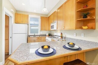2129 Waverly Pl in Seattle, WA - Building Photo - Building Photo