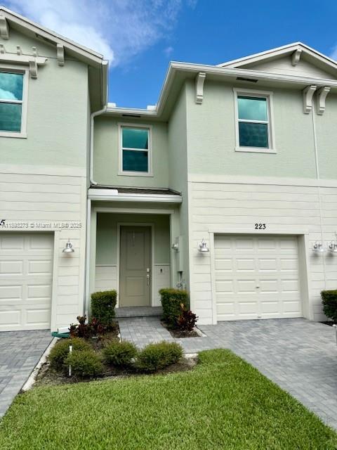 223 SE Woodbark St in Port St. Lucie, FL - Foto de edificio - Building Photo