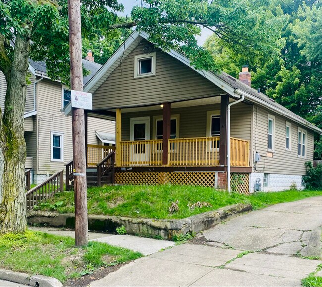 1036 Neptune Ave in Akron, OH - Foto de edificio - Building Photo