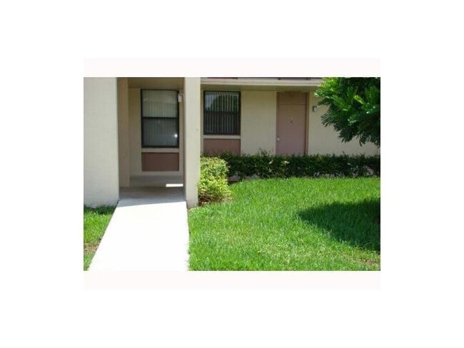 8433 Forest Hills Dr in Coral Springs, FL - Building Photo - Building Photo