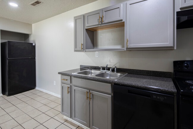Redstone Garden Apartments in Huntsville, AL - Building Photo - Building Photo