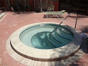 2885 Winkler Ave in Ft. Myers, FL - Building Photo - Building Photo