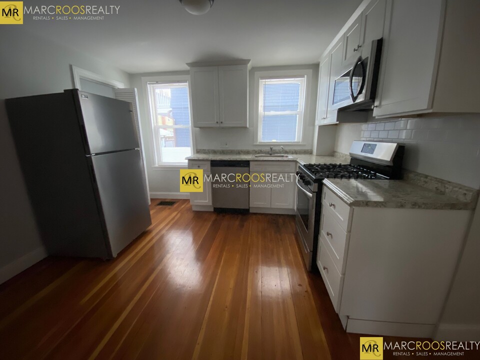 49-51 Montfern Ave, Unit 1 in Boston, MA - Foto de edificio