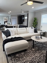 15949 S Flores Rd in San Antonio, TX - Foto de edificio - Building Photo