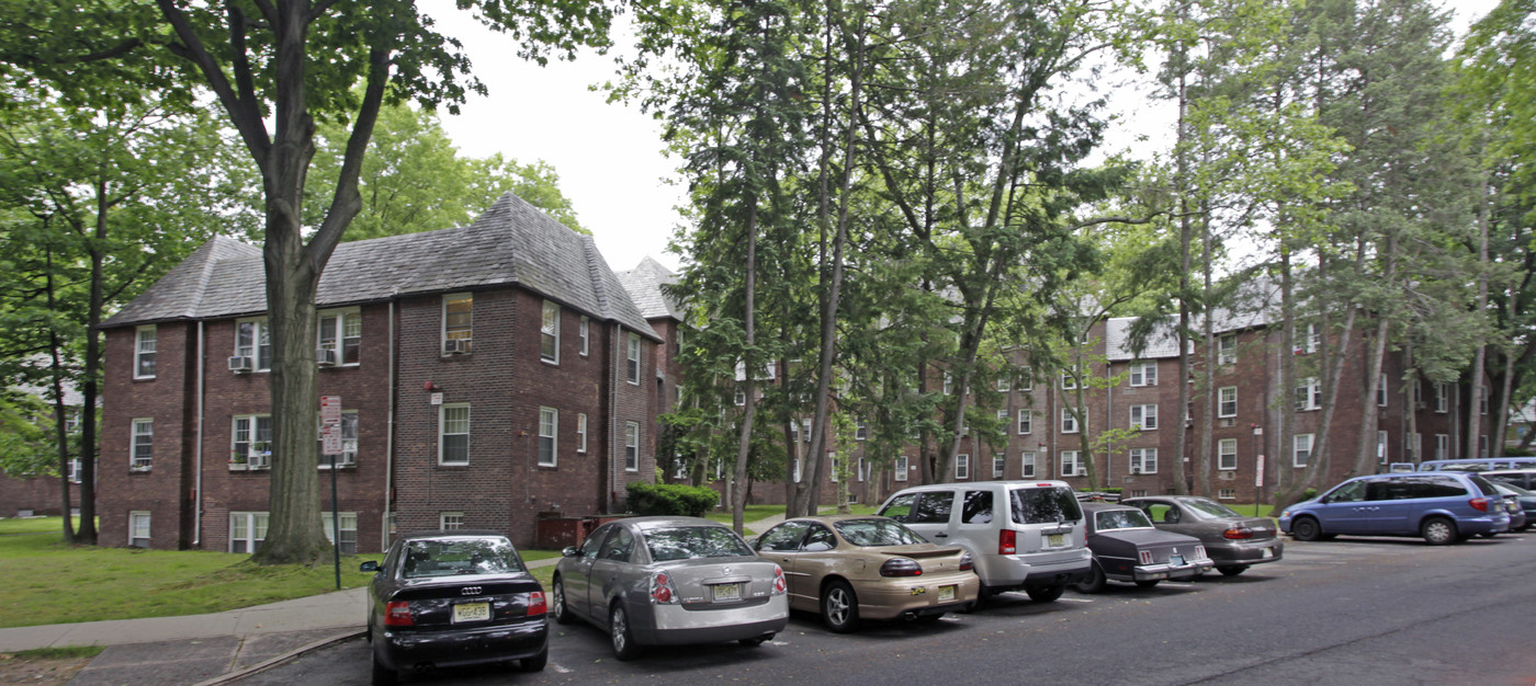 El Dorado Village in Fair Lawn, NJ - Building Photo