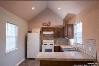 1746 Schley Ave in San Antonio, TX - Foto de edificio - Building Photo