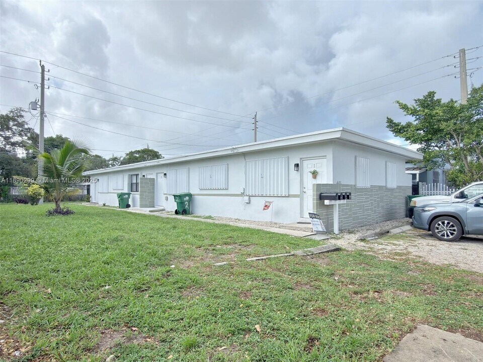 1010 Opa-locka Blvd in Opa Locka, FL - Building Photo