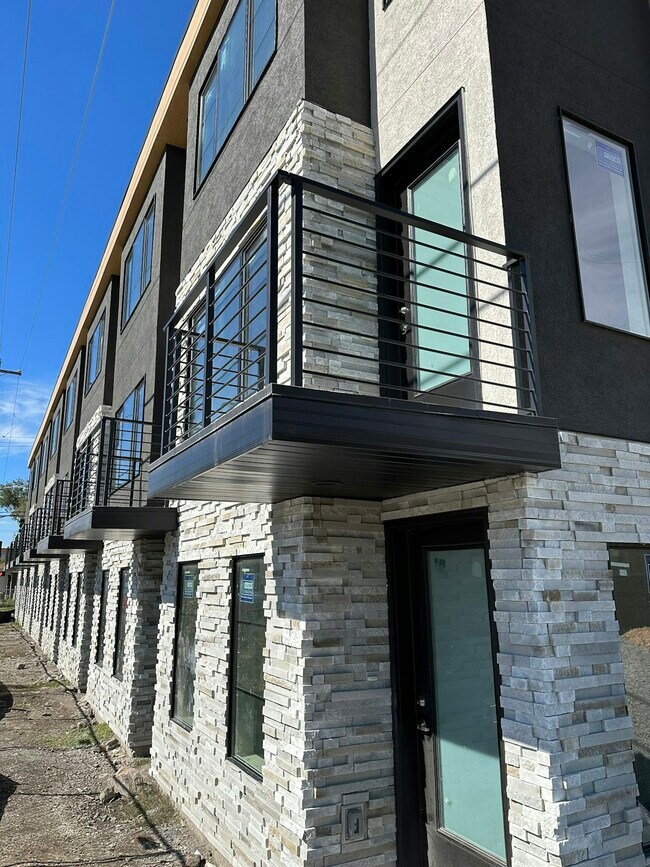 property at 1689 S W Temple St
