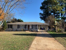 106 Hackett Ct in Florence, AL - Building Photo