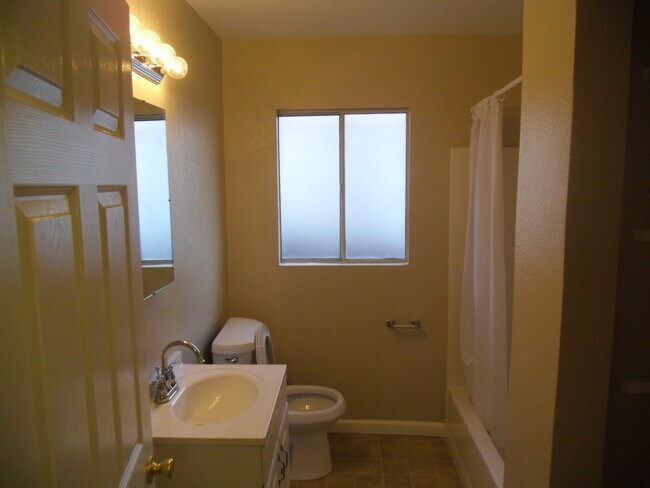 9814 C St-Unit -9814 in Oakland, CA - Building Photo - Building Photo