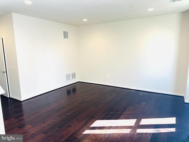 13817 Byrne Park Dr in Clarksburg, MD - Building Photo - Building Photo