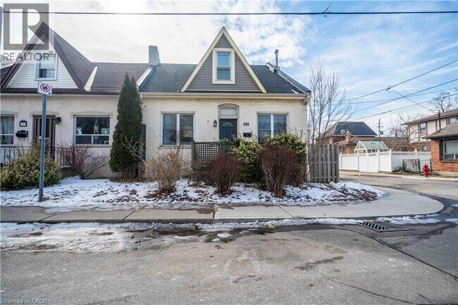 225 Napier St in Hamilton, ON - Building Photo - Building Photo