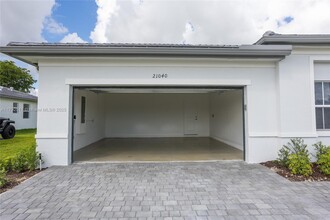 21040 SW 127th Pl in Miami, FL - Foto de edificio - Building Photo