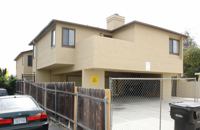 2138 Garnet Ave in San Diego, CA - Building Photo - Building Photo