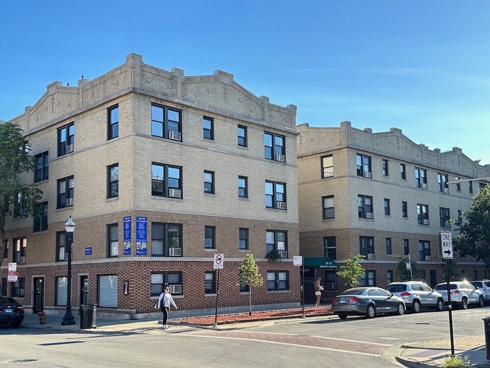 706 W Brompton Ave in Chicago, IL - Foto de edificio