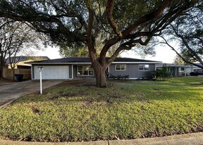 1707 Avenue E in Nederland, TX - Building Photo
