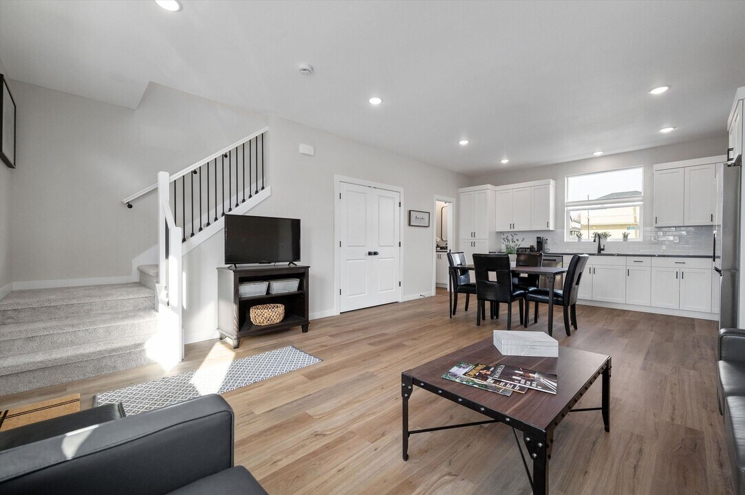 2766 Crater Ln in Newberg, OR - Building Photo