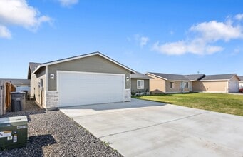 722 E Cascade St in Othello, WA - Foto de edificio - Building Photo