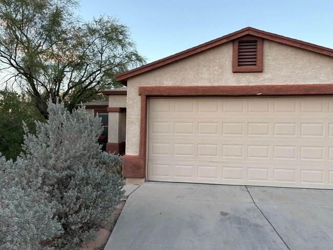 2545 E Warwick Castle Ln in Tucson, AZ - Building Photo - Building Photo