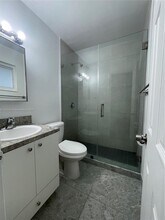 1100 SW 36th Ct in Miami, FL - Foto de edificio - Building Photo