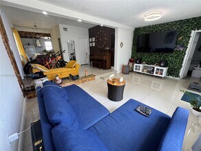 3175 NW 27th St in Miami, FL - Building Photo - Building Photo