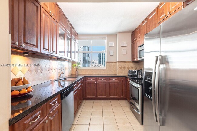 1250 S Miami Ave, Unit 2214 in Miami, FL - Building Photo - Building Photo