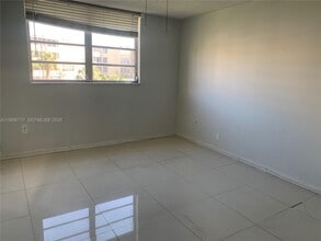 1700 NE 191st St in Miami, FL - Building Photo - Building Photo