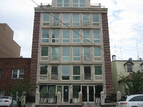 2335 31st Dr in Astoria, NY - Foto de edificio