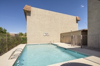 Pine Terrace in Phoenix, AZ - Foto de edificio - Building Photo