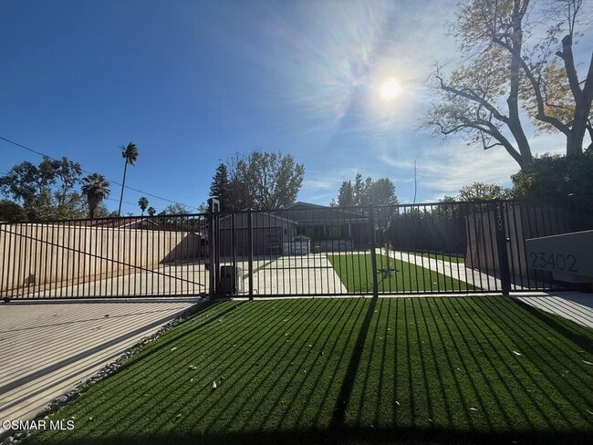 23400 Collins St in Los Angeles, CA - Building Photo - Building Photo