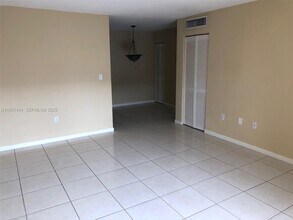 10810 N Kendall Dr in Miami, FL - Building Photo - Building Photo