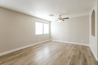 4375 Coyote Crest Ct in Las Vegas, NV - Foto de edificio - Building Photo