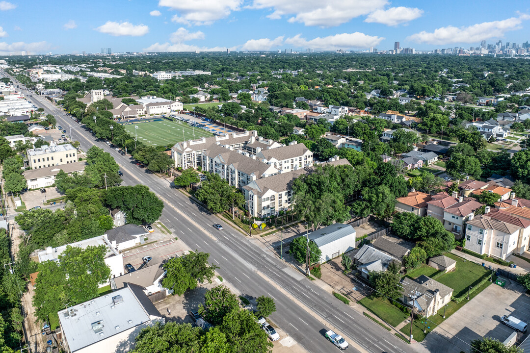 4800 W Lovers Ln in Dallas, TX - Building Photo