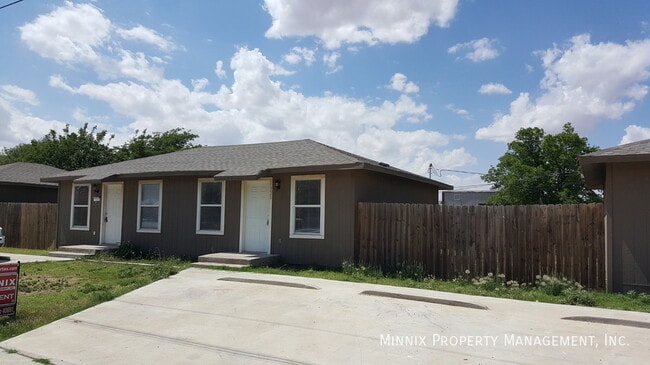 310 E Lynn St in Slaton, TX - Building Photo - Building Photo