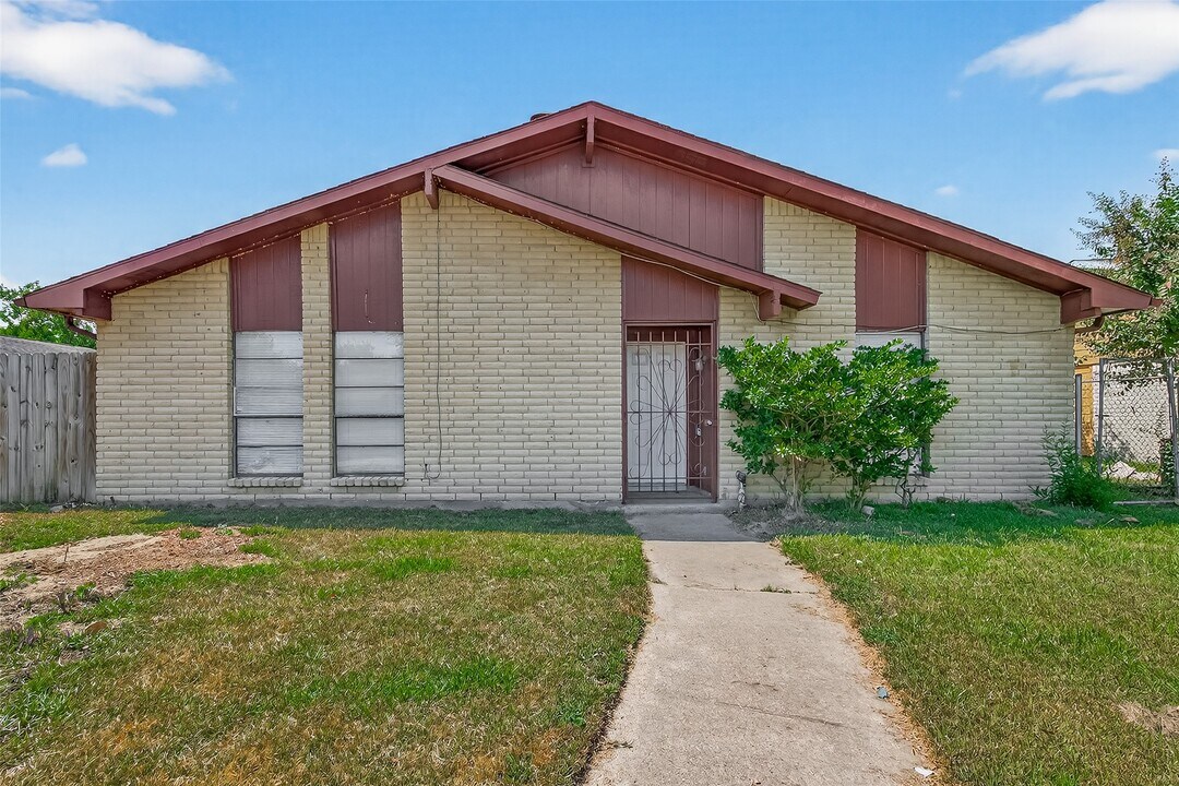 5711 Hopetown Dr in Houston, TX - Building Photo