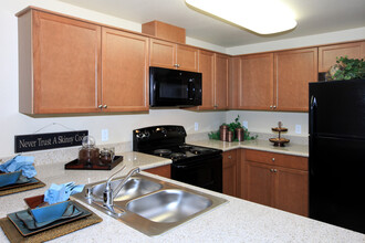 Greystone Apartments in Fresno, CA - Building Photo - Building Photo