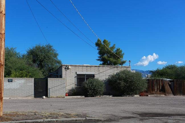 3925-3929 E Bellevue St in Tucson, AZ - Foto de edificio - Building Photo