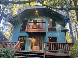 72659 E Village Loop Rd in Rhododendron, OR - Building Photo