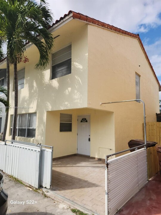 2417 W 54th Pl in Hialeah, FL - Foto de edificio