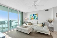 800 Claughton Island Dr in Miami, FL - Building Photo - Building Photo