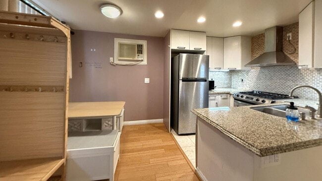 1154 S Barrington Ave, Unit 53 in Los Angeles, CA - Foto de edificio - Building Photo