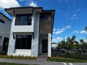 8003 NW 42nd St in Doral, FL - Building Photo - Building Photo