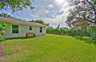 3080 Coco Ave in Naples, FL - Foto de edificio - Building Photo