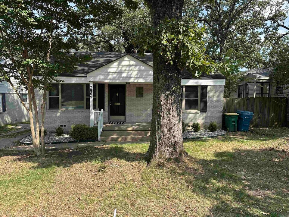 2809 N University Ave in Little Rock, AR - Building Photo