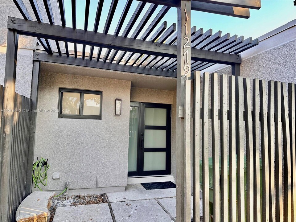 11279 NW 15th Ct in Pembroke Pines, FL - Building Photo